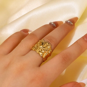 Anello in acciaio inossidabile placcato oro 18k con moderna texture lavica irregolare