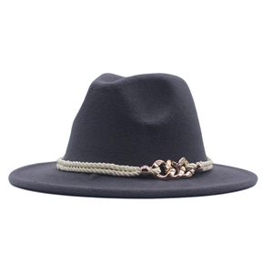 Détail du chapeau en feutre gris avec corde tressée crème et boucle de chaîne dorée