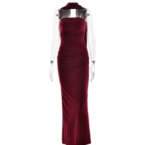 Dettaglio dell'abito lungo bordeaux con scollo all'americana e drappeggio lucido