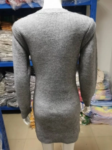 Vista posteriore di un abito grigio in maglia che mostra la trama e la linea aderente