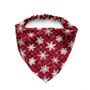Bandana natalizia per cani a quadri rossi e neri con motivi a fiocchi di neve bianchi