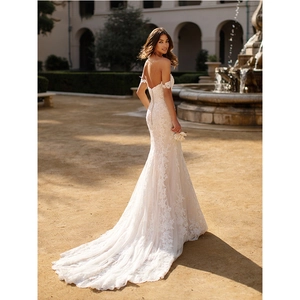 Robe de mariée sirène élégante en dentelle ivoire avec traîne et décolleté épaules dénudées