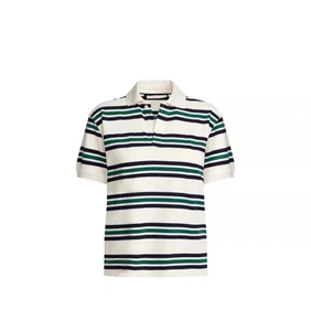 Dettaglio della trama in cotone e del colletto a righe di una polo stile vintage