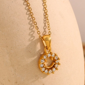 Élégant collier smiley en acier inoxydable plaqué or 18K avec zircons brillants