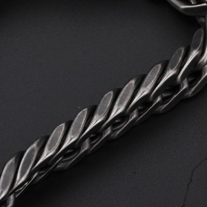 Bracelet chaîne gourmette punk en acier titane avec finition argent vieilli rétro