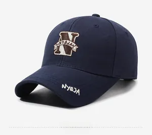 Vue latérale détaillée d'une casquette bleu marine avec broderie de la lettre N