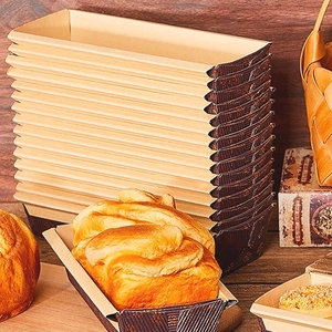 Dettaglio di stampi rettangolari in carta ondulata marrone per la cottura di pane