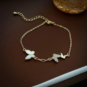 Gros plan du bracelet papillon plaqué or avec zircons et pendentifs en nacre