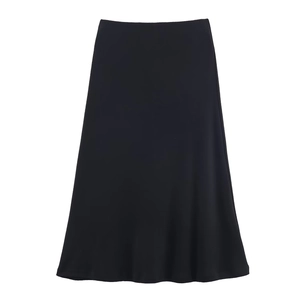 Détail du tissu de la jupe midi noire à texture maille côtelée de haute qualité