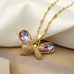 Collana libellula dorata con ali di cristallo arcobaleno su seta morbida