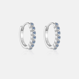 Vue détaillée macro de la boucle d'oreille créole en argent S925 avec zircons bleus
