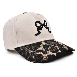 Berretto da baseball con visiera leopardata e fiocco ricamato nero su corona beige