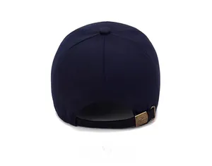 Détail de la casquette de baseball en toile bleu marine avec boucle en métal vintage au dos