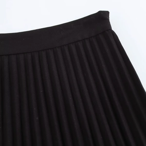 Fashionable black pleated mini skirt with high waist and textured wide folds for women