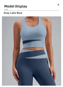 Détail de l'ensemble brassière de sport et legging patchwork bleu lac gris