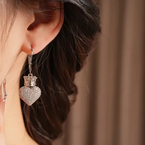 Boucles d'oreilles cœur en argent avec pendentif couronne et zircons étincelants