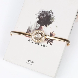 Détail de la ceinture dorée élastique à ressort avec boucle ronde en strass