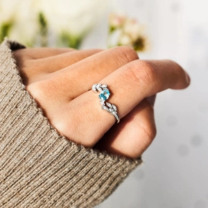 S925 sterling silver ring with oval blue gemstone and leaf pattern set with white diamonds