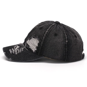 Détails d'une casquette de baseball en jean avec des trous usés et un style vintage