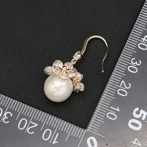 Elegant natural white pearl earrings with zircon flower detail and measurement scale