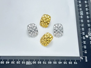 Vue détaillée de boucles d'oreilles rectangulaires tissées dorées et argentées avec mesure