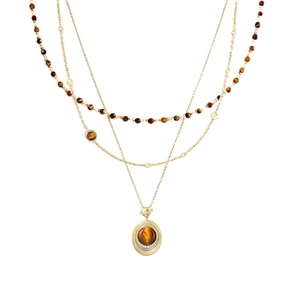 Collana dorata multistrato con zirconi e ciondolo rotondo in occhio di tigre su bianco