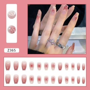 Faux ongles cercueil dégradé rose avec cœurs 3D, perles et détails floraux