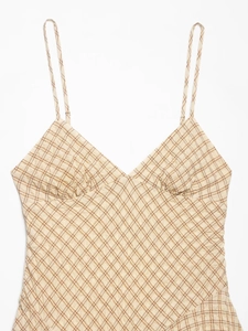 Détail de robe à carreaux avec fines bretelles et texture en tissu gaufré seersucker
