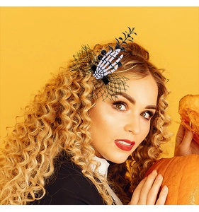 Pince à cheveux main de squelette Halloween avec tulle noir et baies sur modèle
