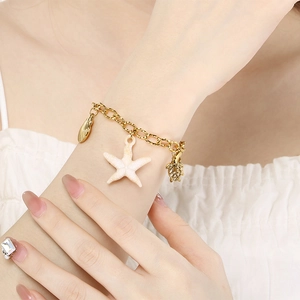 Bracelet océan plaqué or 18k avec breloques d'étoile de mer tortue et coquillage