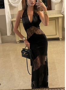 Dettaglio dello scollo a V profondo e del pizzo delicato sul vestito lungo in velluto nero