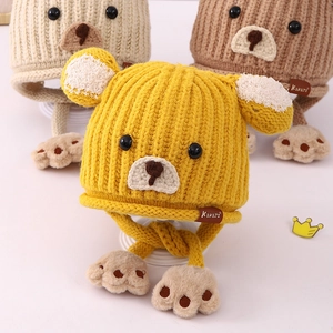 Gestrickte Wintermütze für Kinder mit Bärenohren und Plüschpfoten in mehreren Farben