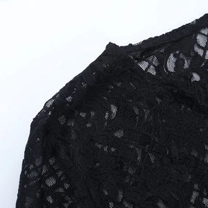 Détail macro de la dentelle noire transparente et broderie florale du haut Y2K sexy
