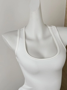 Détail du tissu en maille côtelée blanche d'un débardeur ajusté à col en U pour femmes