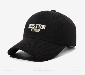 Détail de la broderie blanche Boston 1630 sur texture de casquette en velours noir
