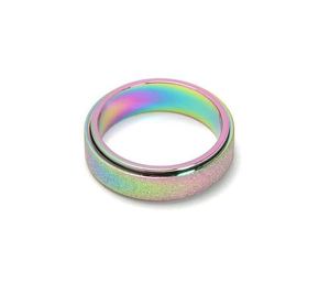 Detailansicht eines regenbogenfarbenen Edelstahl Spinner-Rings mit matter Mattierung