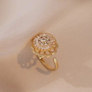 Bague ouverte fleur dorée ajustable avec pierre zircon sur fond de soie douce
