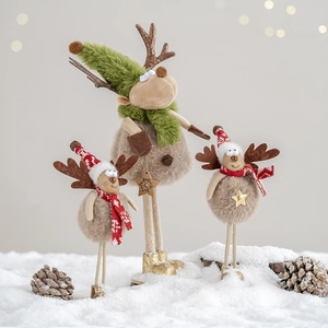 Tre renne natalizie di peluche con zampe in legno sulla neve per decorazioni da tavolo