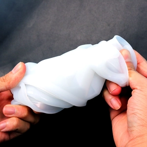 Primer plano de molde de silicona flexible siendo retorcido para mostrar durabilidad del material