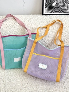 Sacs de plage en maille bicolore pastel avec poches avant sur tapis en peluche