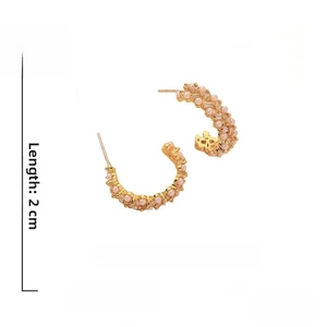 Detail view of C-shaped earrings with pearls and zircons, showing dimensions 2cm x 0.6cm