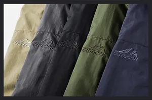Detail der Outdoor-Logostickerei und Köperstruktur auf wasserdichten Jackenärmeln