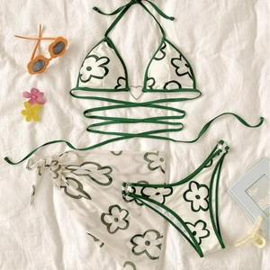 Ensemble bikini 3 pièces à fleurs avec boucle cœur et paréo de plage assorti