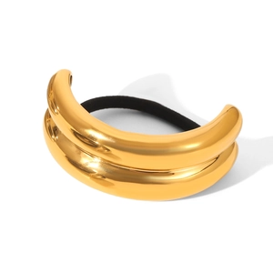 Detail von minimalistischem 18k vergoldetem Edelstahl-Haarring mit elastischem Band