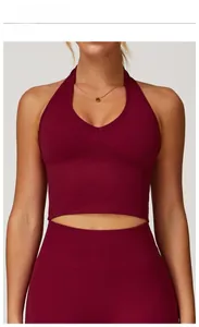 Detailansicht des kirschroten nahtlosen Halter-Sport-BHs und der passenden High-Waist-Leggings