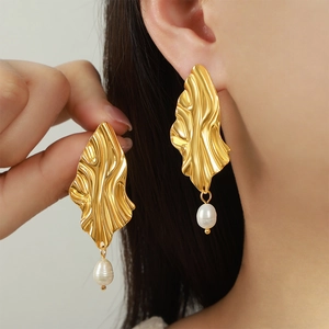 Boucles d'oreilles irrégulières en titane doré avec d'élégantes perles d'eau douce