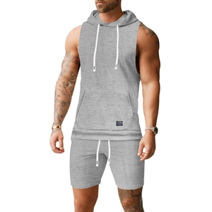 Détail de l'ensemble tricoté gris pour hommes montrant la texture chevron et le cordon blanc