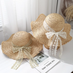 Set di cappelli da sole in rafia con fiocco in pizzo e bordi ondulati da spiaggia