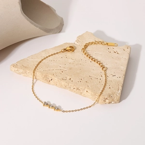 Bracelet chaîne fine en acier inoxydable doré 18 carats avec trois zircons en forme de poire