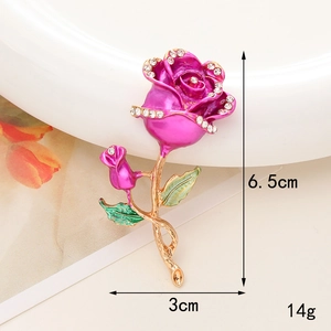Detailansicht der rosa Rosenbrosche mit Strasssteinen zeigt 6.5cm Höhe und 3cm Breite Maße